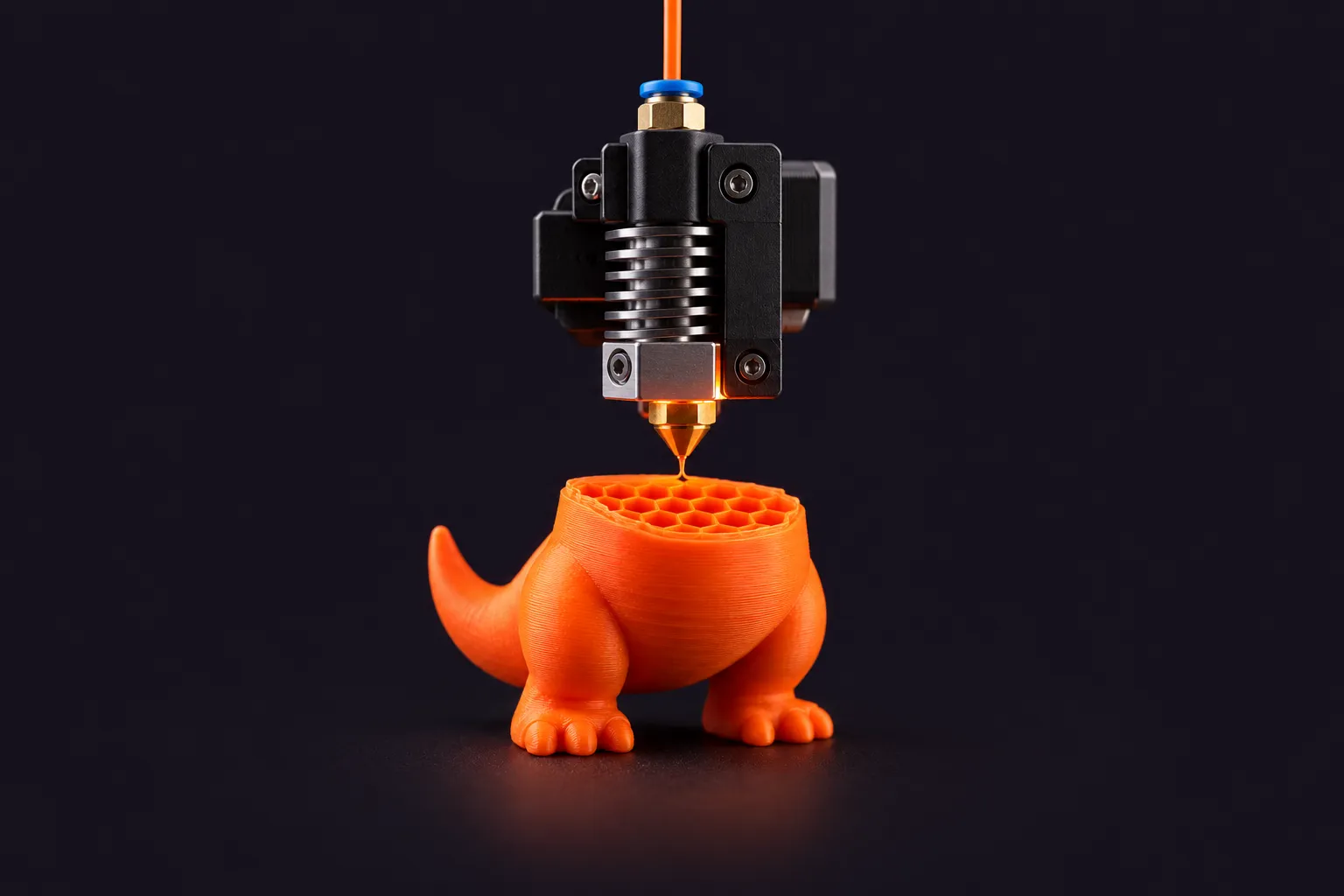 Сопло 3D-принтера печатает фигурку